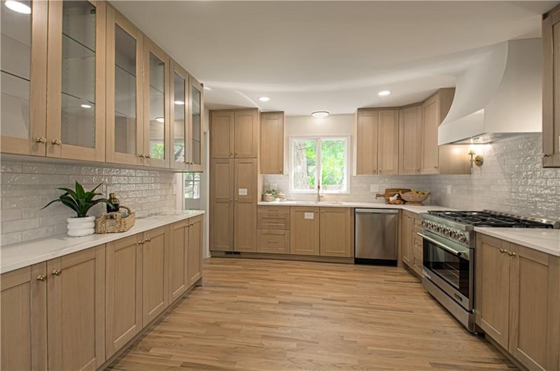 9827 Delmar Ln, Overland Park, KS 66207