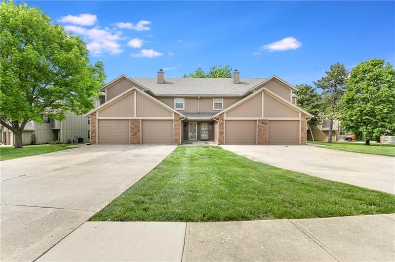 230 Pinetree Ln, Lee's Summit, MO 64063