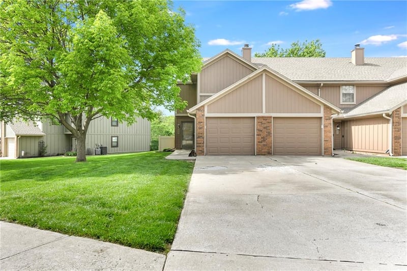 230 Pinetree Ln, Lee's Summit, MO 64063