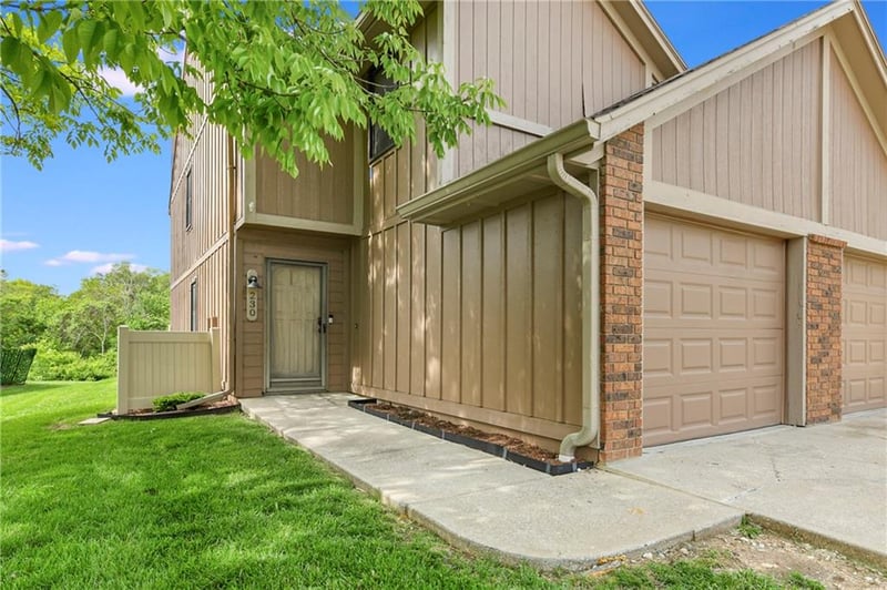 230 Pinetree Ln, Lee's Summit, MO 64063