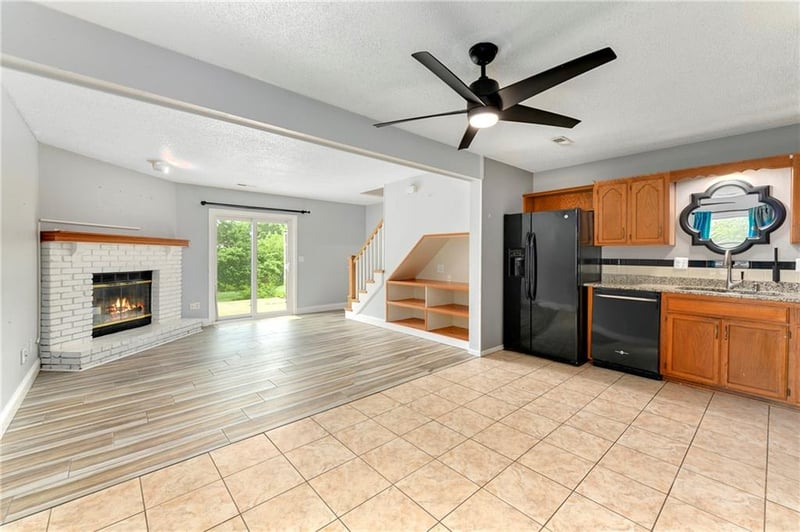 230 Pinetree Ln, Lee's Summit, MO 64063
