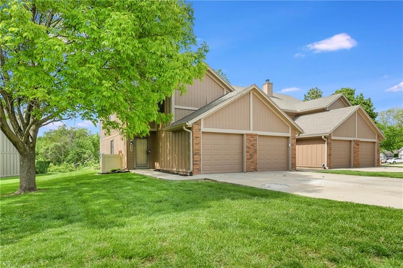230 Pinetree Ln, Lee's Summit, MO 64063