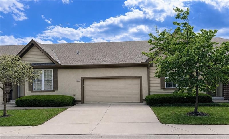 15821 62nd St, Shawnee, KS 66217