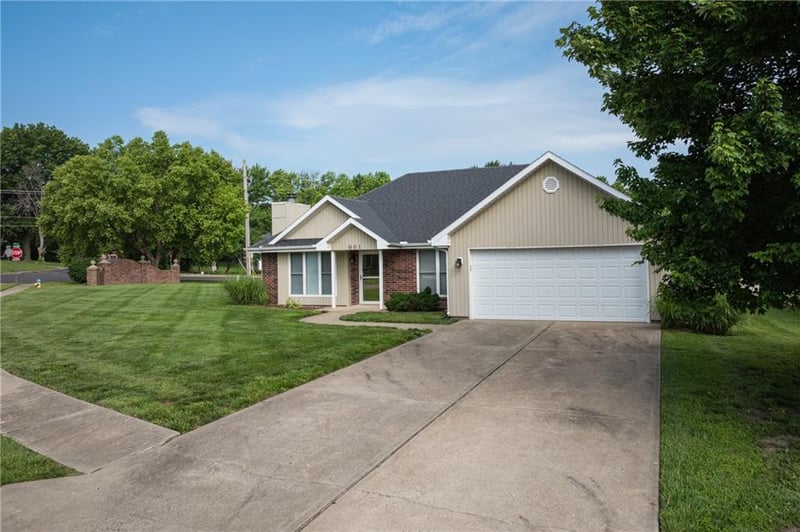 901 Fox Ridge Dr, Warrensburg, MO 64093