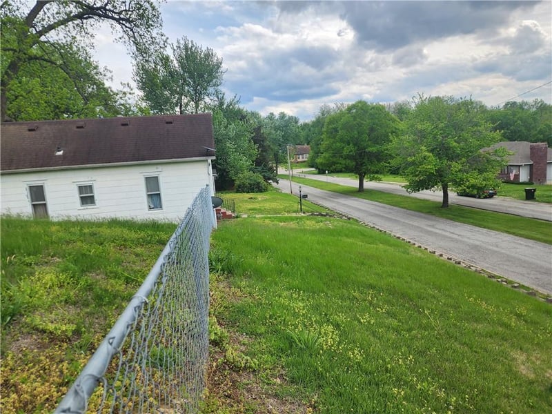 2219 Dewey St, St Joseph, MO 64505