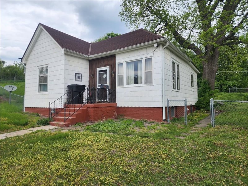 2219 Dewey St, St Joseph, MO 64505