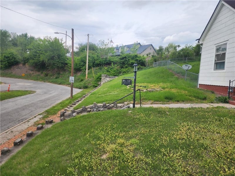 2219 Dewey St, St Joseph, MO 64505