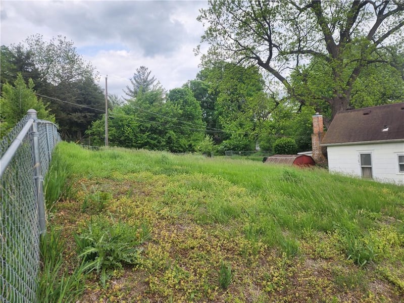 2219 Dewey St, St Joseph, MO 64505