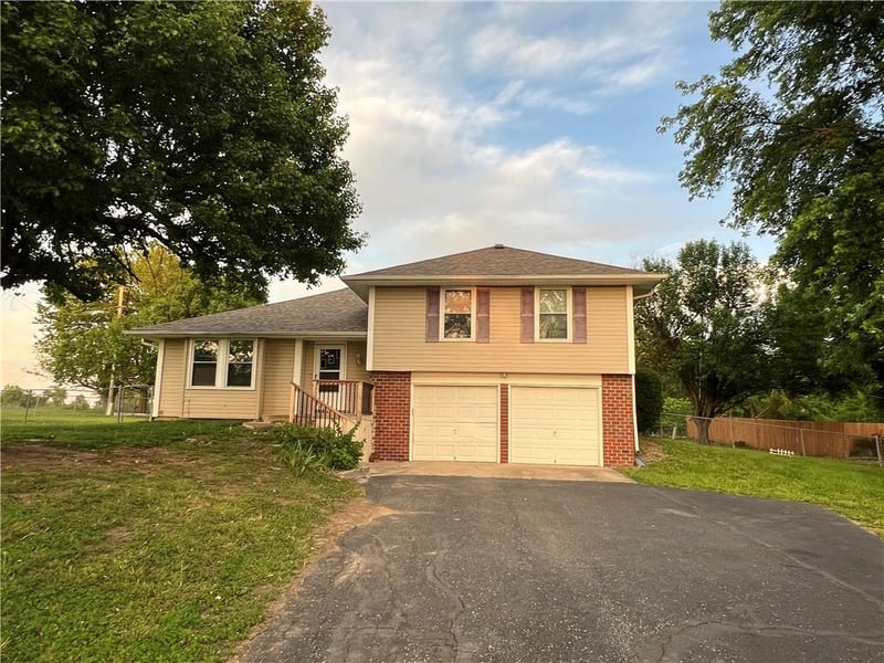 20701 Walker Rd, Spring Hill, KS 66083