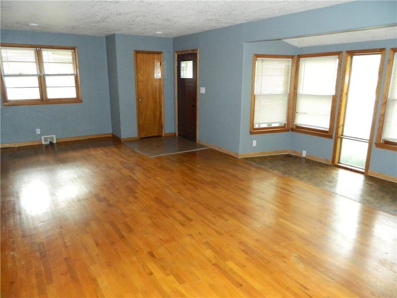 923 Crestline Dr, Lawrence, KS 66049