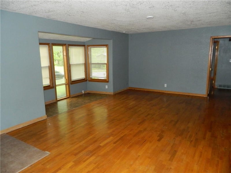 923 Crestline Dr, Lawrence, KS 66049