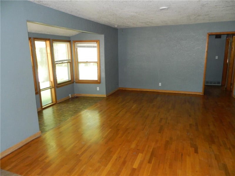 923 Crestline Dr, Lawrence, KS 66049