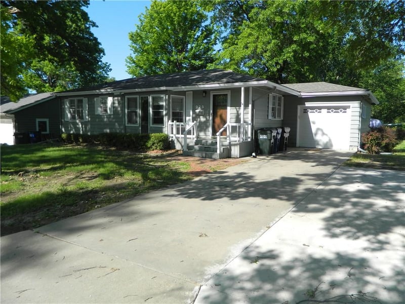 923 Crestline Dr, Lawrence, KS 66049