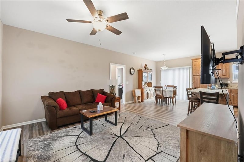 941 Cottonwood Ct, Tonganoxie, KS 66086