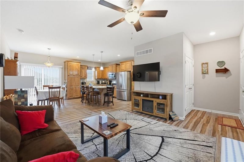 941 Cottonwood Ct, Tonganoxie, KS 66086
