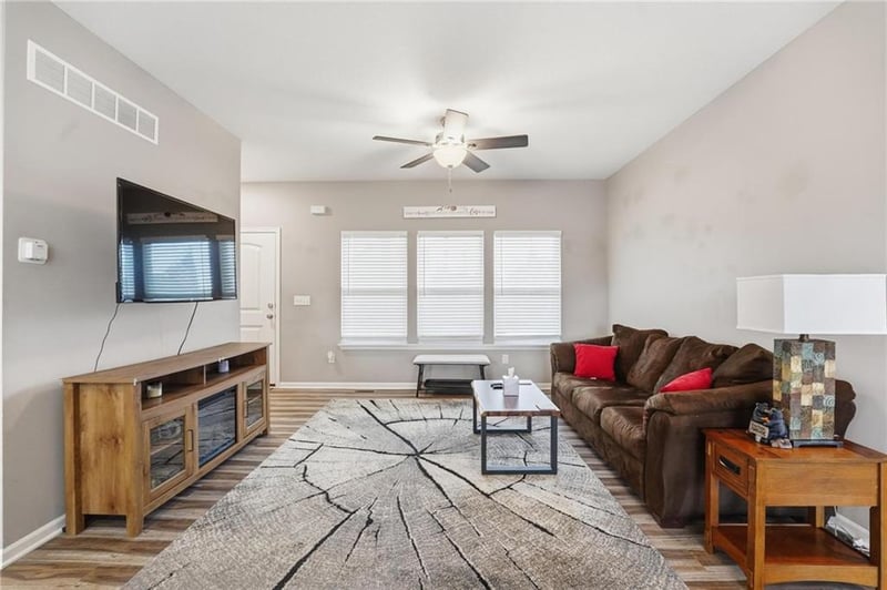 941 Cottonwood Ct, Tonganoxie, KS 66086