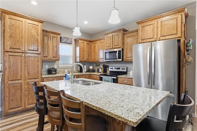 941 Cottonwood Ct, Tonganoxie, KS 66086