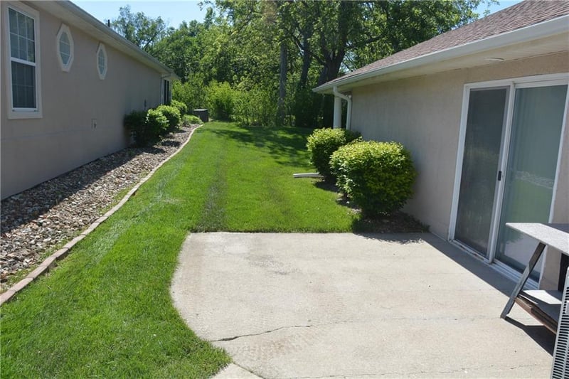 901 North Ridge Ct, Blue Springs, MO 64015