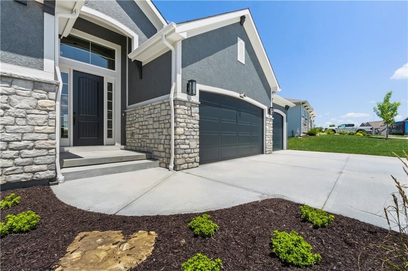 10332 N Potter Ave, Kansas City, MO 64157