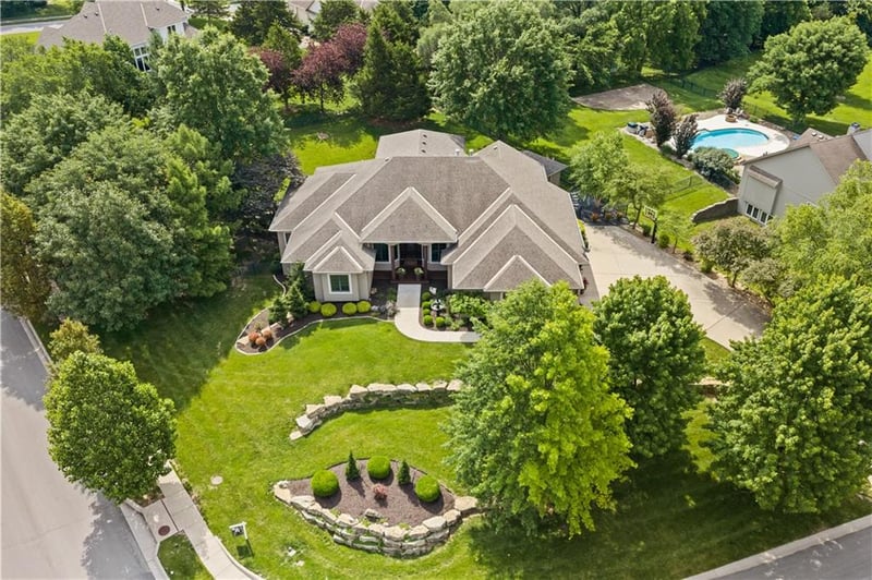 319 NW Rockwood Ct, Lee's Summit, MO 64081