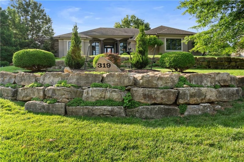 319 NW Rockwood Ct, Lee's Summit, MO 64081
