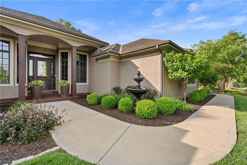 319 NW Rockwood Ct, Lee's Summit, MO 64081