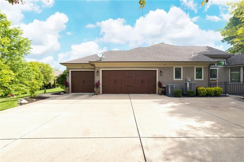 319 Rockwood Ct, Lee's Summit, MO 64081