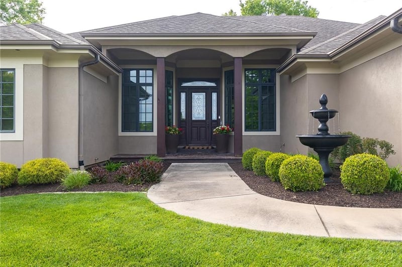 319 Rockwood Ct, Lee's Summit, MO 64081