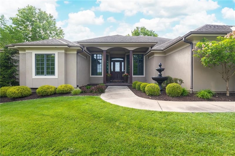 319 Rockwood Ct, Lee's Summit, MO 64081