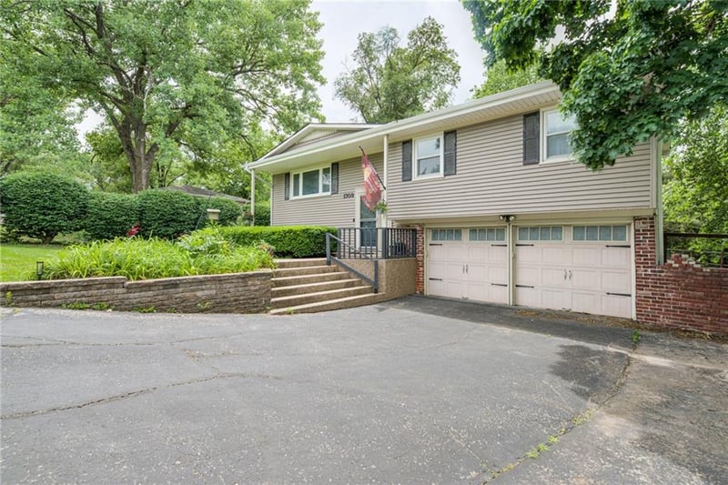 1309 Leeview Cir, Olathe, KS 66061