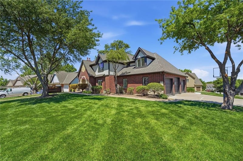 2448 NW Valley View Dr, Lee's Summit, MO 64081