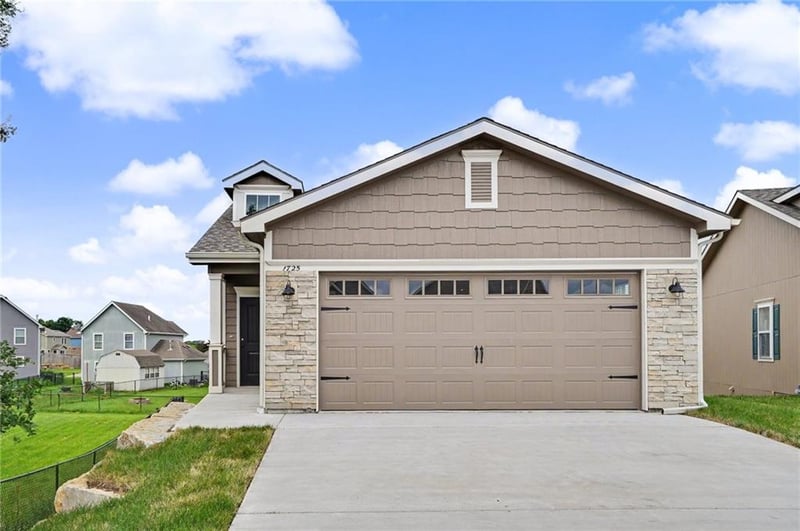 1725 Elderberry Ln, Ottawa, KS 66067