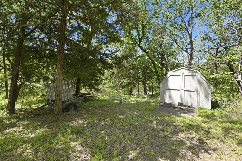 5 Moose Ln, Mound City, KS 66056