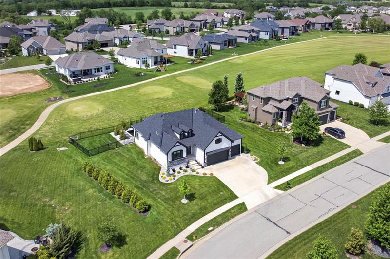 24320 68th St, Shawnee, KS 66226