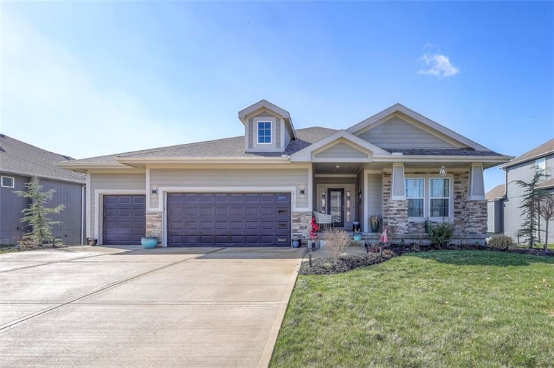 2713 Concord Dr, Olathe, KS 66061