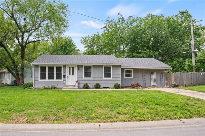 301 Sunset Dr, Olathe, KS 66061