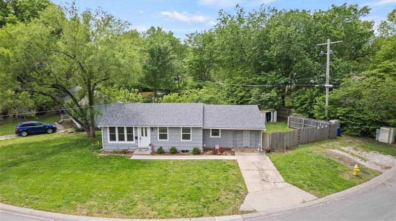 301 Sunset Dr, Olathe, KS 66061