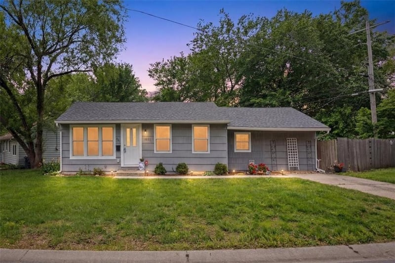 301 Sunset Dr, Olathe, KS 66061