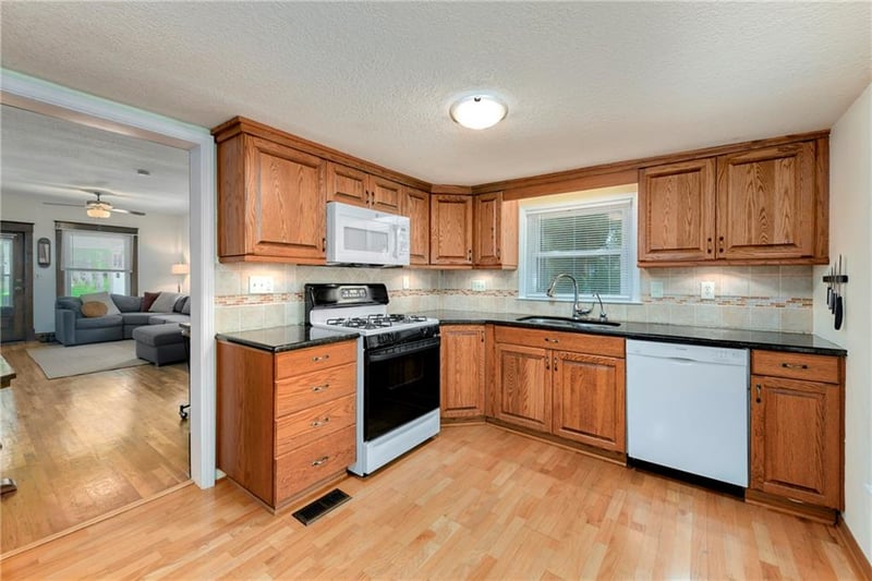 8917 W 51st St, Merriam, KS 66203