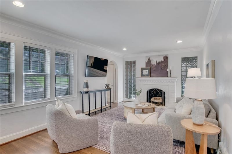 6 70th Ter, Kansas City, MO 64113