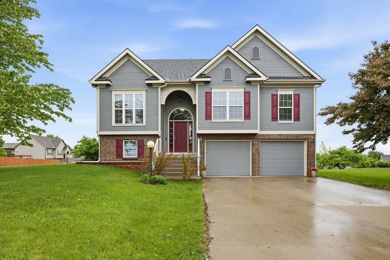 502 Alexandria Ct, Gower, MO 64454