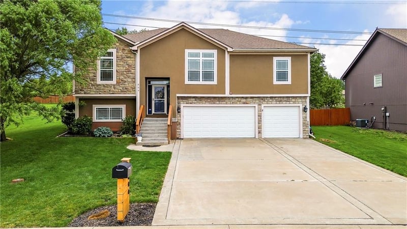 804 168th St, Basehor, KS 66007