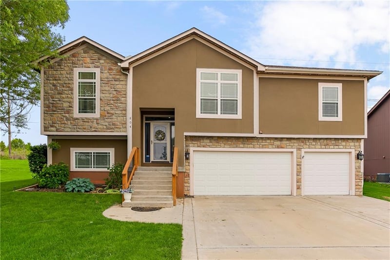 804 168th St, Basehor, KS 66007
