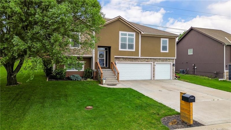 804 168th St, Basehor, KS 66007