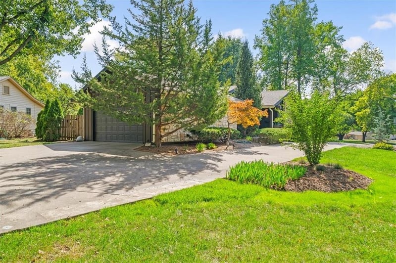 9601 Lee Blvd, Leawood, KS 66206