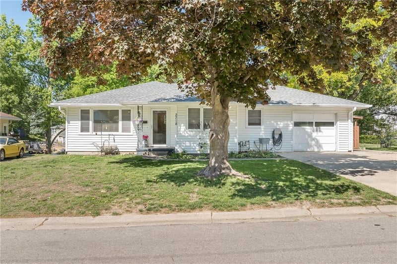 2718 Southwest Trl, St Joseph, MO 64506
