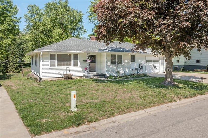 2718 Southwest Trl, St Joseph, MO 64506