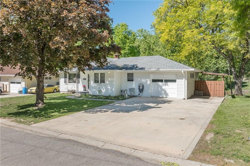 2718 Southwest Trl, St Joseph, MO 64506