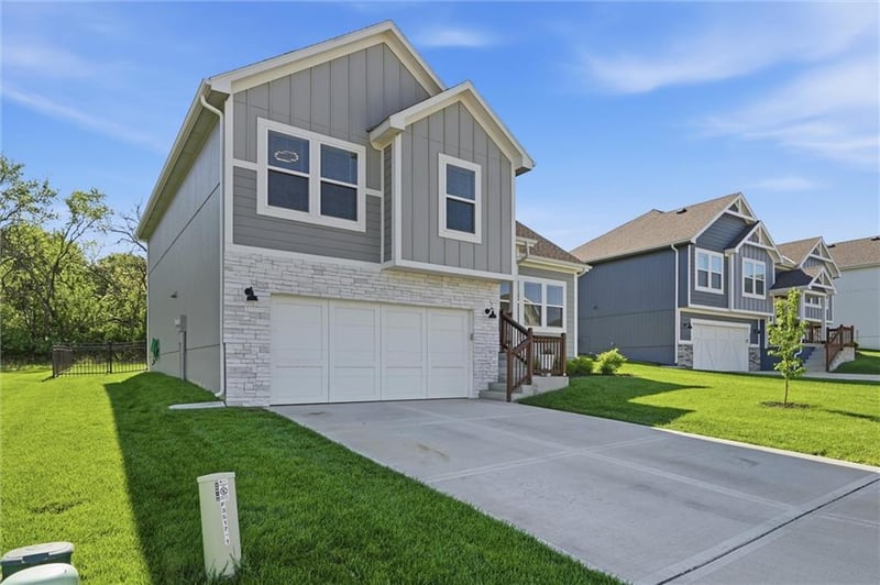 3517 Corbin Dr, Lee's Summit, MO 64082