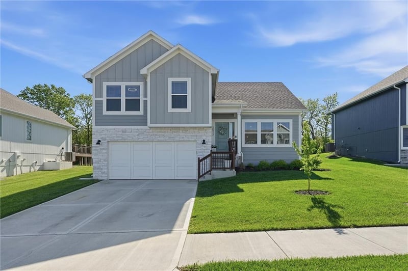 3517 Corbin Dr, Lee's Summit, MO 64082